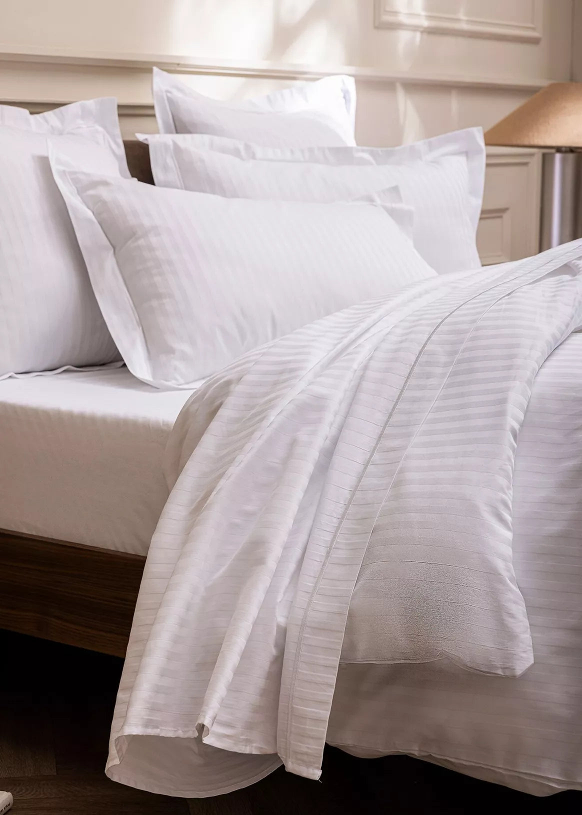 Taie d'oreiller "Prestige" - Fines rayures  100% Satin de coton 65 x 65 - Coton pur