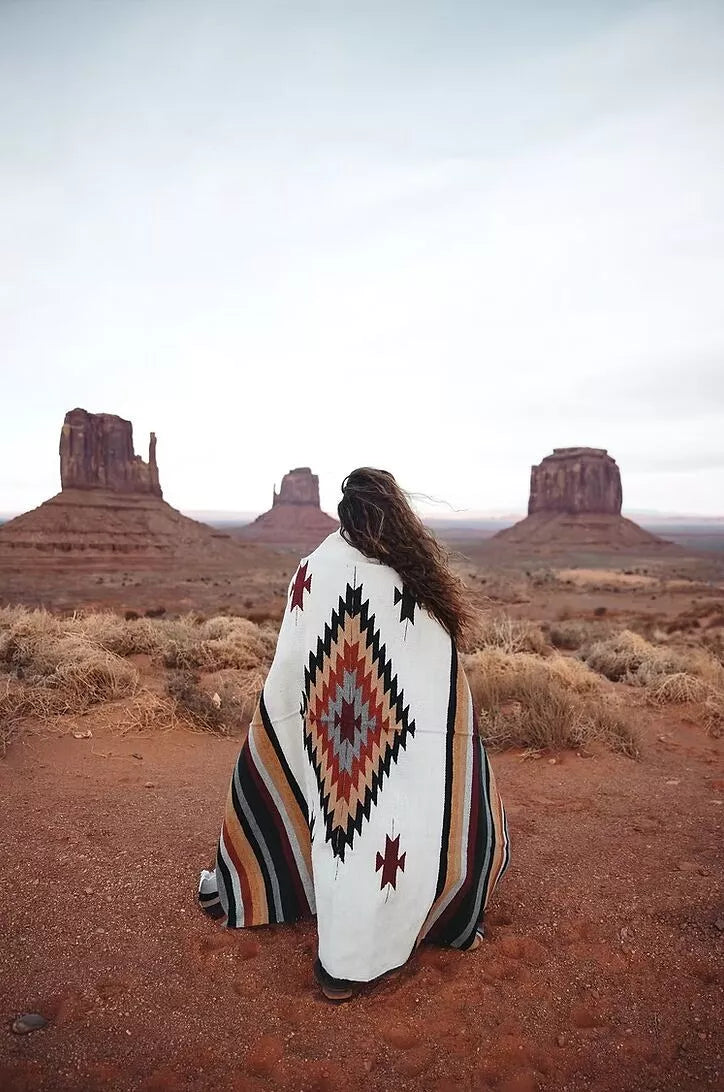 Couverture Mexicaine Blanche et Multicolore - THE WILD WHISPERS