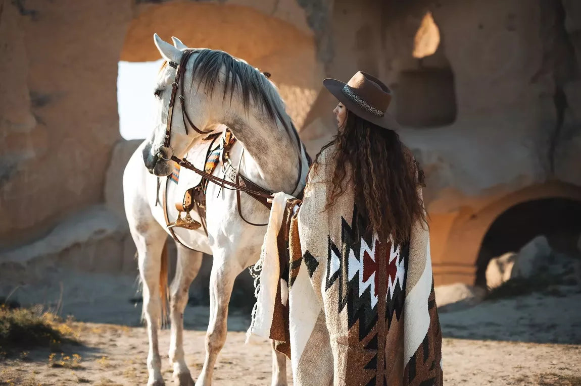 Couverture Mexicaine à motifs beige, rouge et kaki - THE WILD WHISPERS