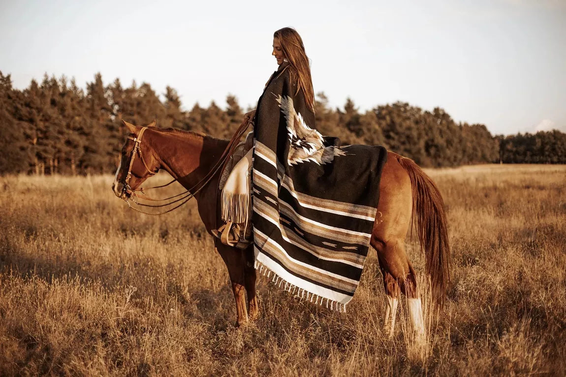 Couverture Mexicaine noire à motifs ethniques - THE WILD WHISPERS