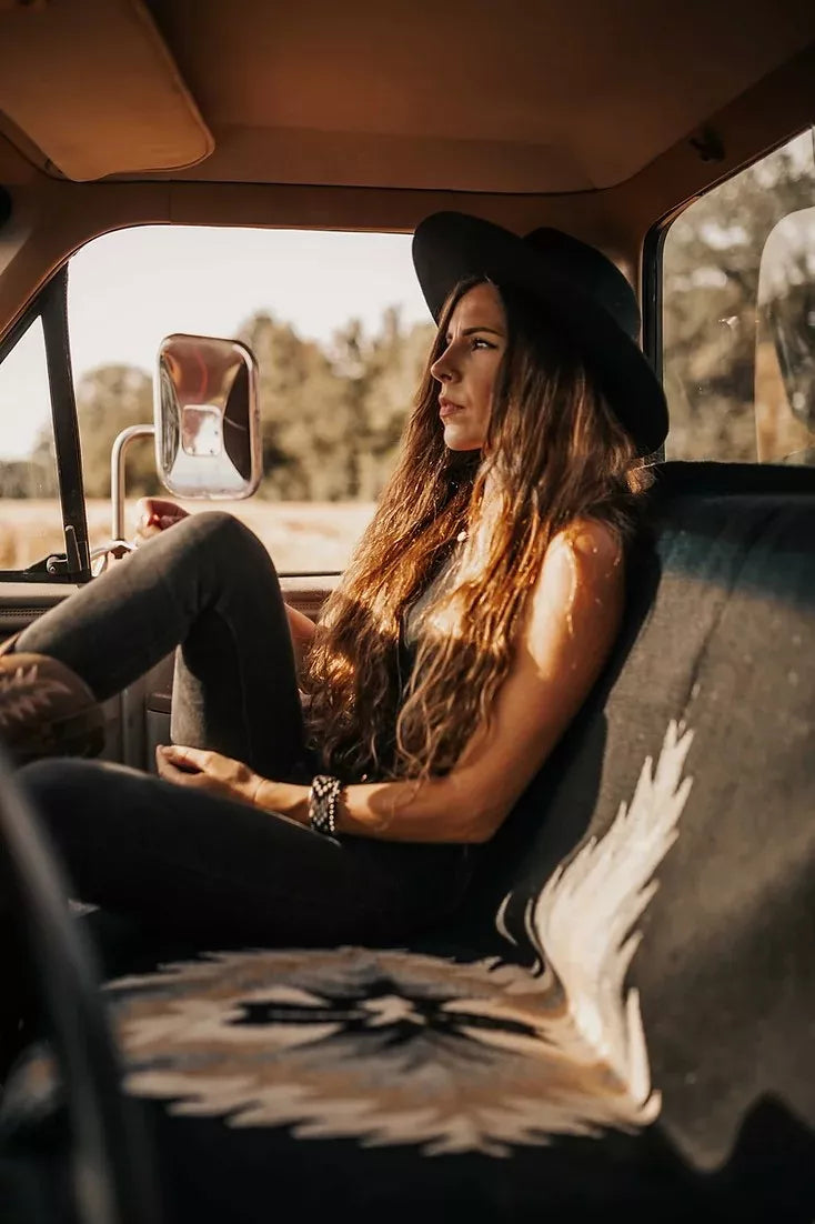 Couverture Mexicaine noire à motifs ethniques - THE WILD WHISPERS